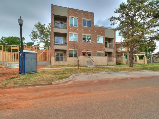 Front exterior — 207 W Apache Street, Norman, OK 73069