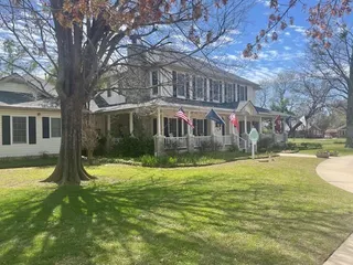 Sold home at 322 W Tonhawa Street