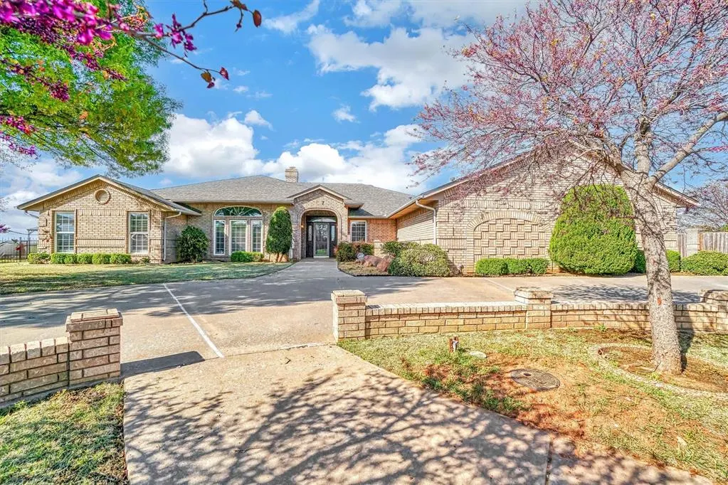 Photo 2 — 417 Pheasant Circle, Altus, OK 73521