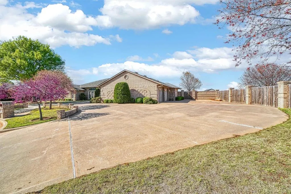 Photo 4 — 417 Pheasant Circle, Altus, OK 73521