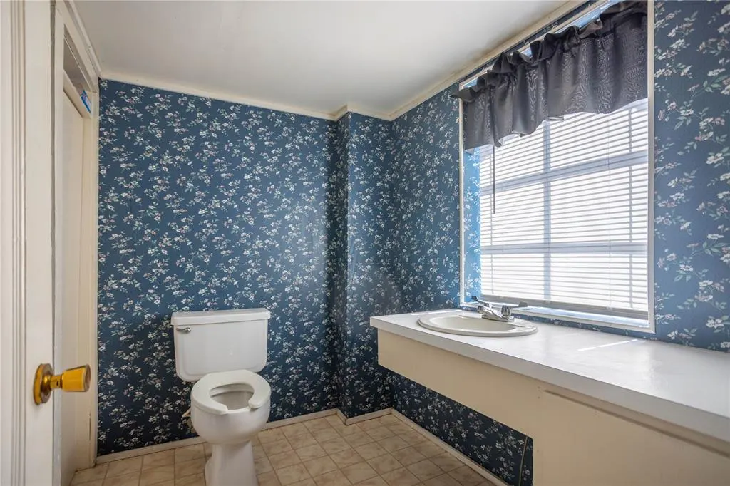 Photo 11 — 106 W Main Street, Weatherford, OK 73096