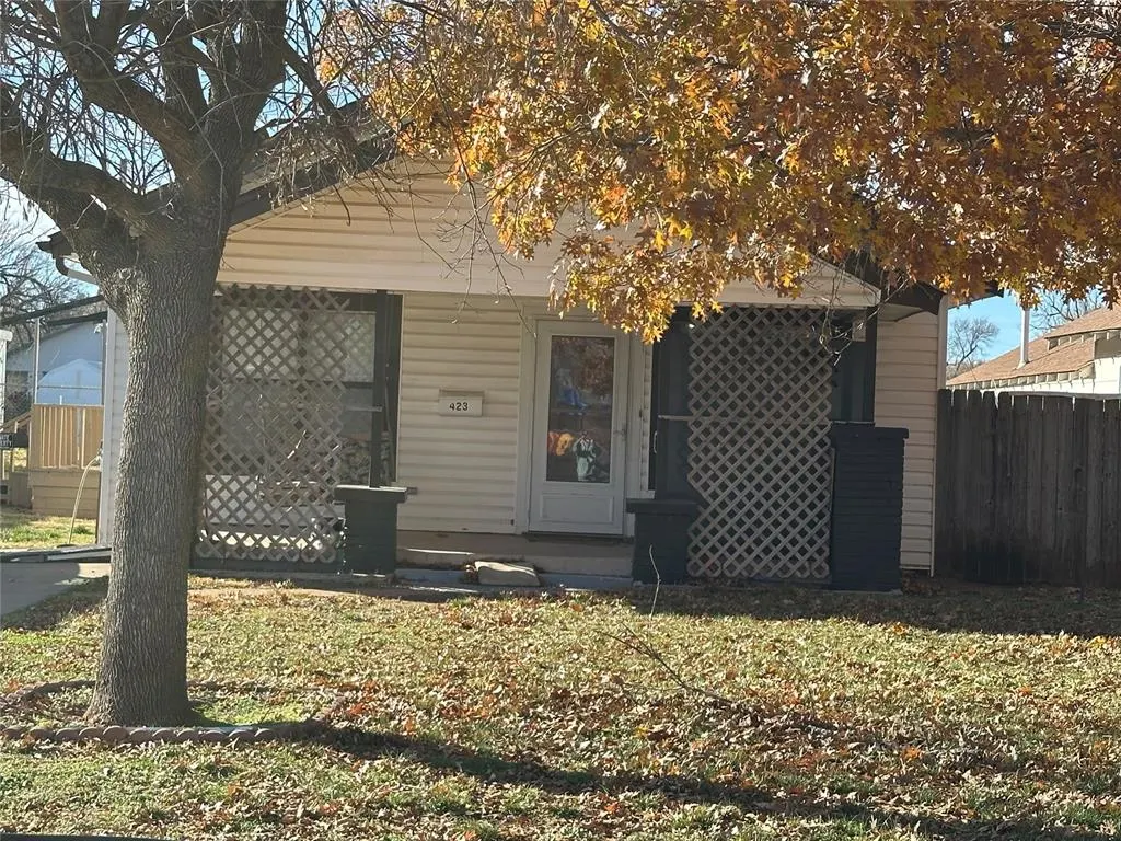 Front exterior — 423 N Lowe Street, Hobart, OK 73651