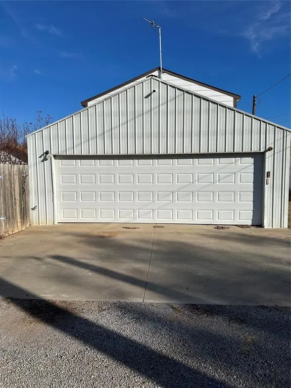 Photo 11 — 423 N Lowe Street, Hobart, OK 73651