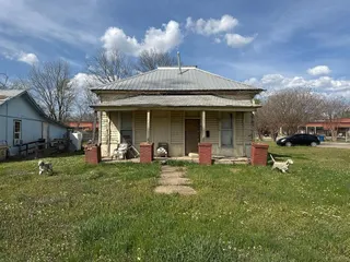 Sold home at 401 W Cherokee Avenue