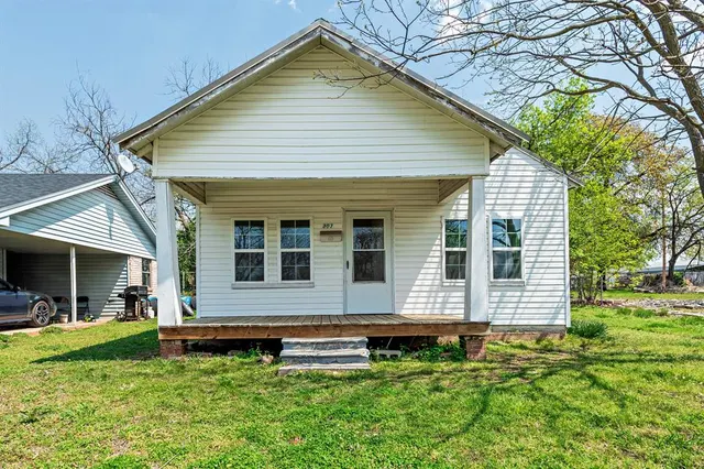 Front exterior — 303 N Cleveland Street, Shawnee, OK 74801