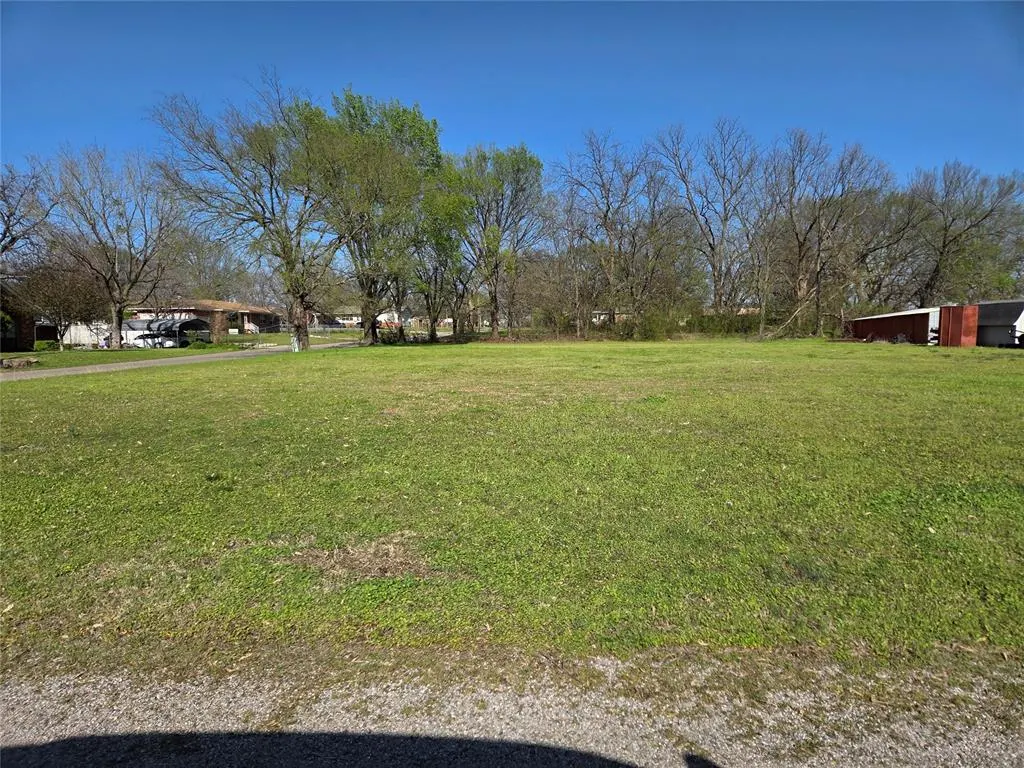 Photo 2 — E Schmid Street, Wynnewood, OK 73098