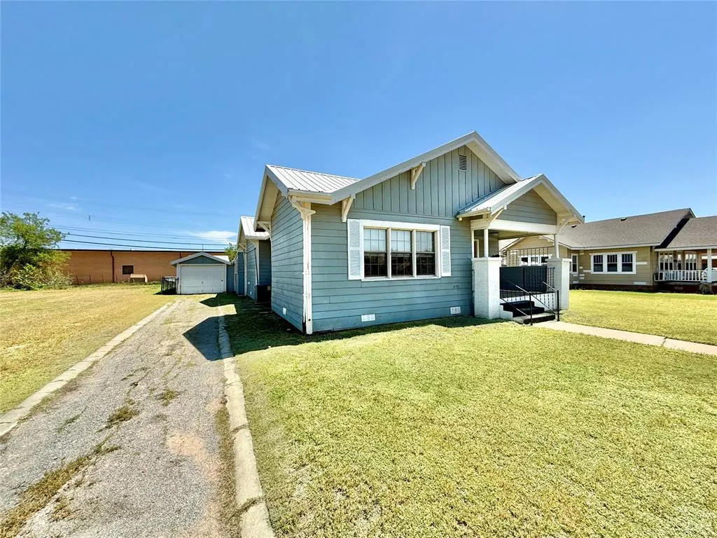 Photo 2 — 408 N Lee Street, Altus, OK 73521
