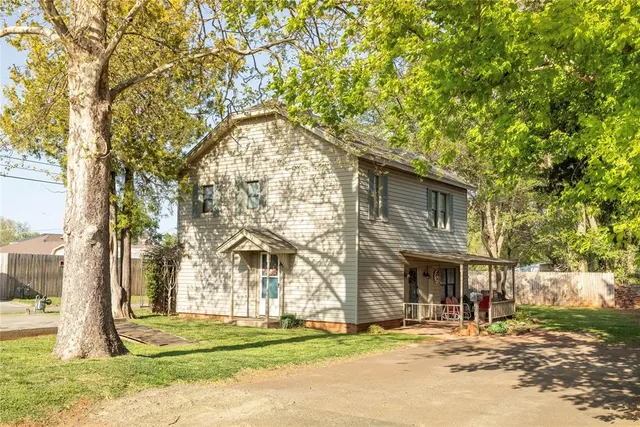 Photo 5 — 202 N Beckham Avenue, Elk City, OK 73644