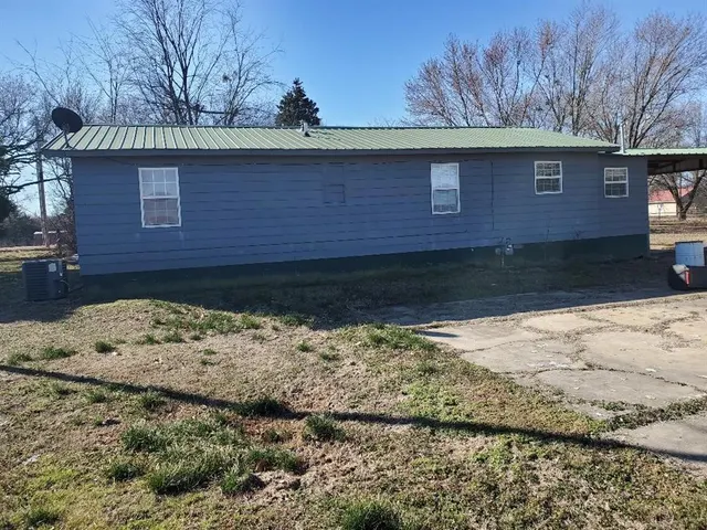 Photo 3 — 824 W Houston Street, Okemah, OK 74859