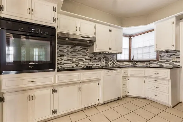 Photo 5 — 9913 Sunnymeade Place, Oklahoma City, OK 73120
