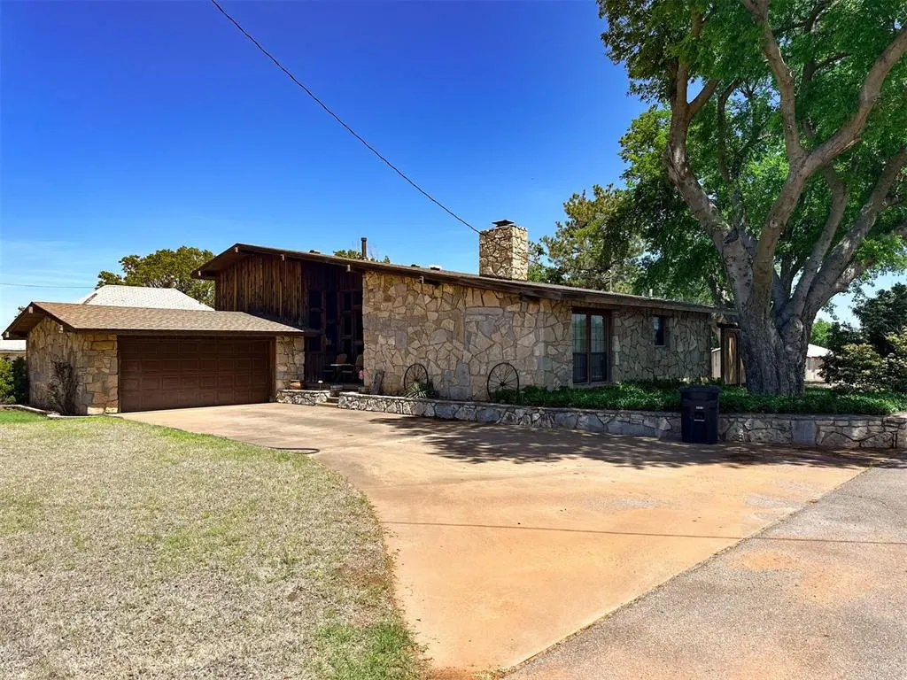 Photo 3 — 427 S Carnegie Street, Carnegie, OK 73015