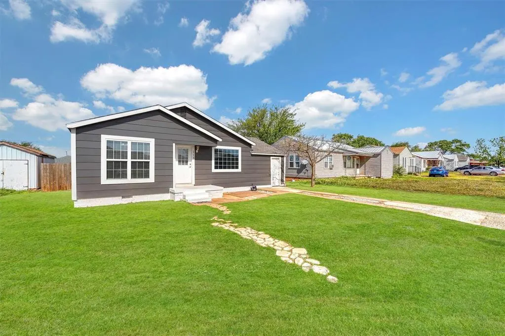 Front exterior — 113 Central Drive, Sayre, OK 73662