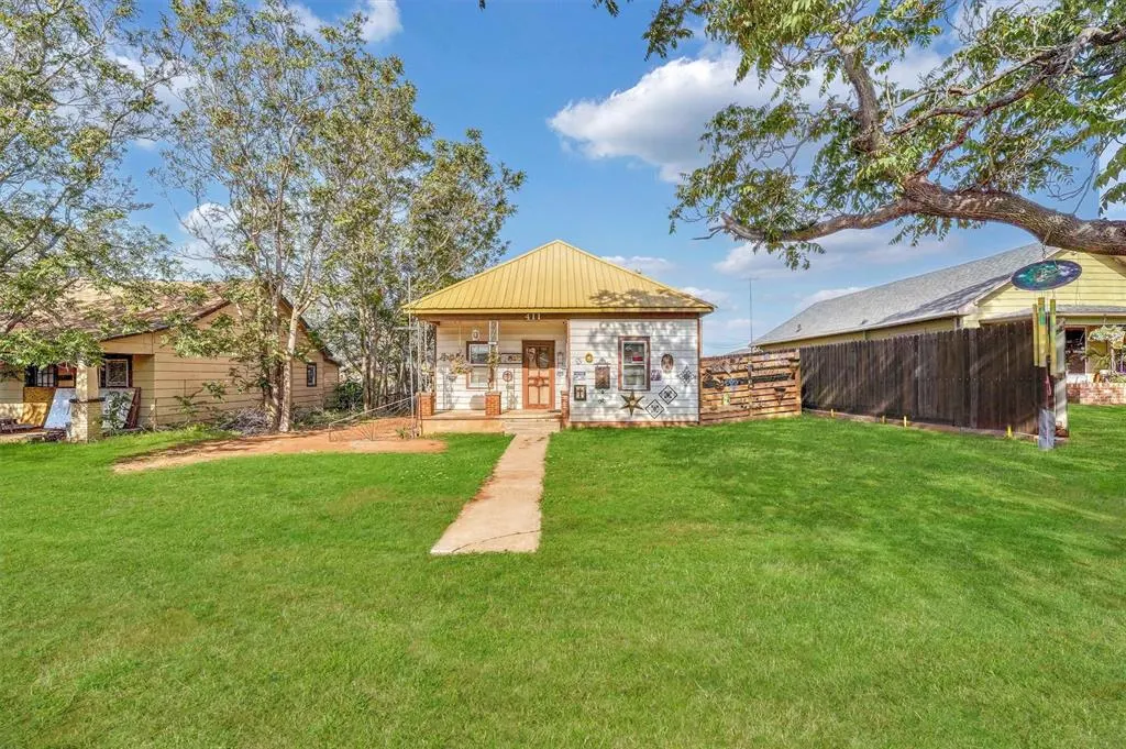 Photo 2 — 411 N 5th Street, Sayre, OK 73662
