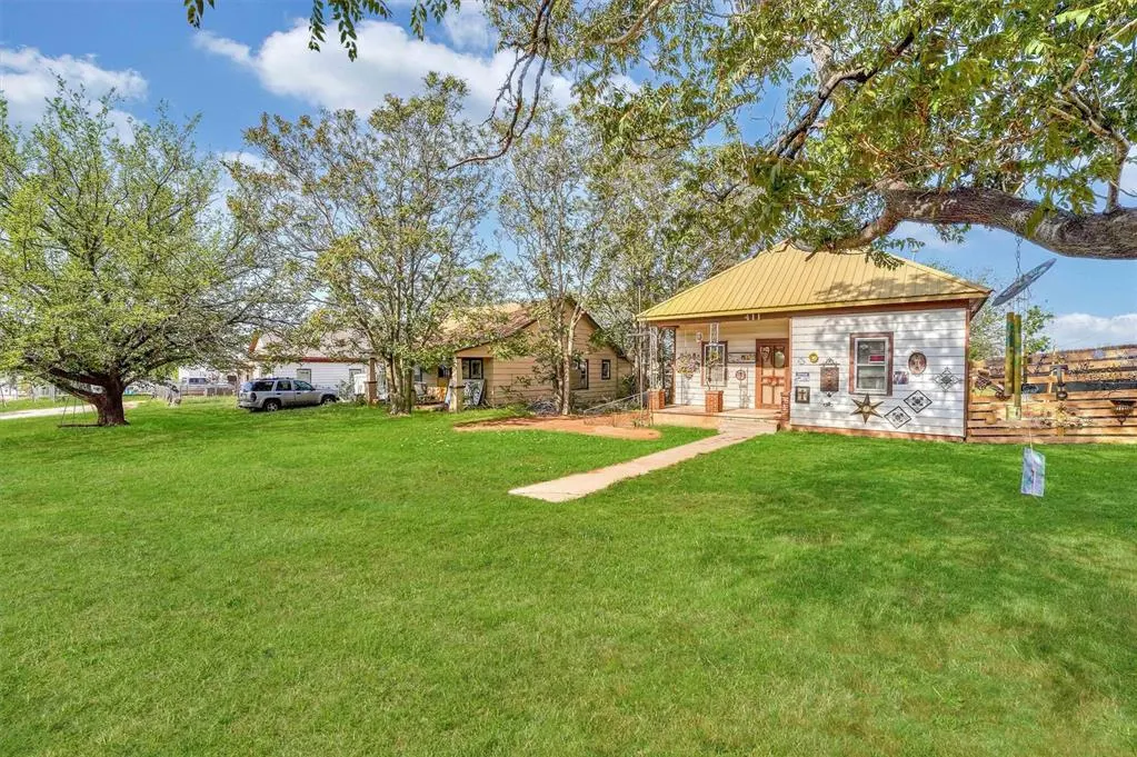 Photo 3 — 411 N 5th Street, Sayre, OK 73662
