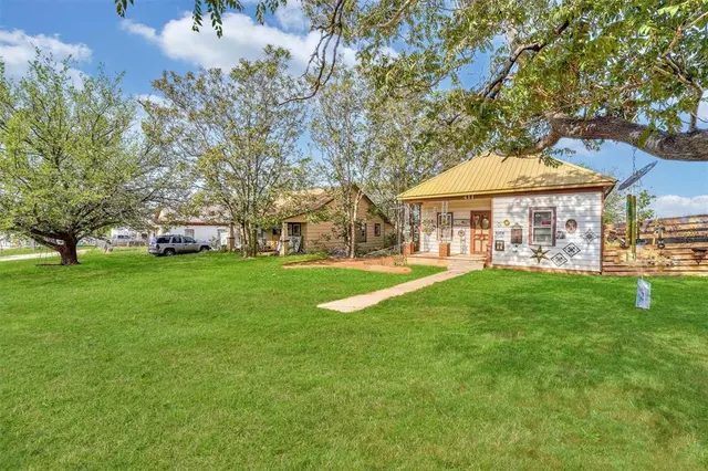 Photo 3 — 411 N 5th Street, Sayre, OK 73662