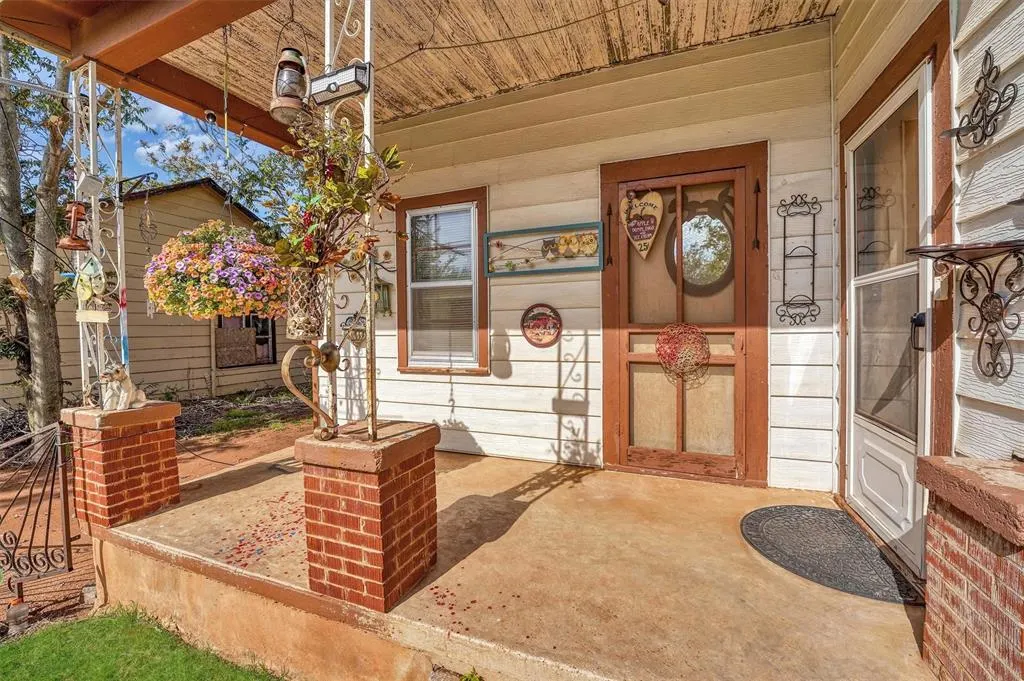 Photo 4 — 411 N 5th Street, Sayre, OK 73662
