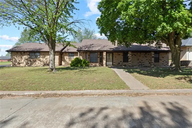 Front exterior — 901 N Brewer Avenue, Hydro, OK 73048
