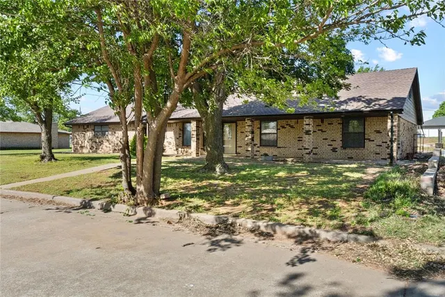 Photo 2 — 901 N Brewer Avenue, Hydro, OK 73048