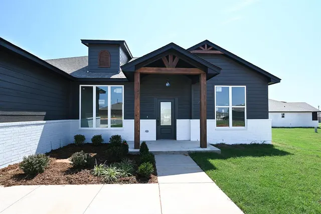 Photo 2 — 1232 E Stetson Lane, Mustang, OK 73064