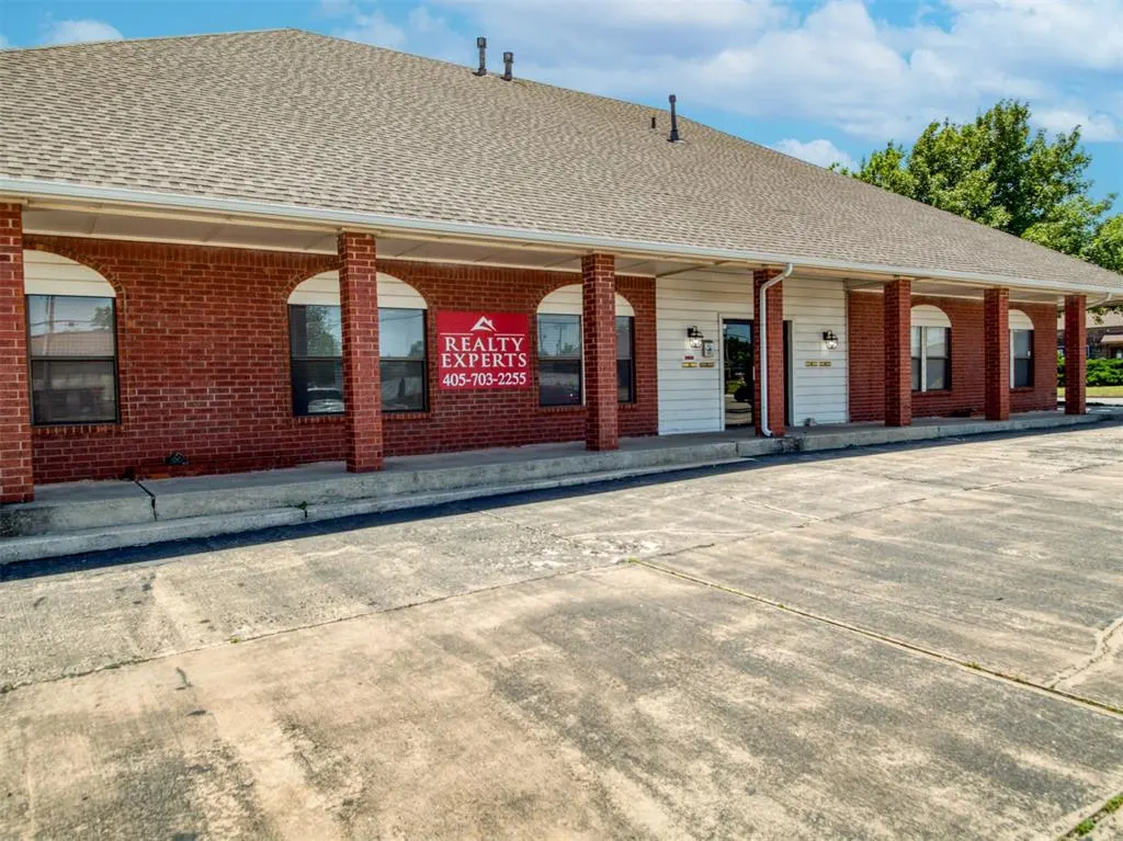 Photo 4 — 504 Tower Drive, Moore, OK 73160