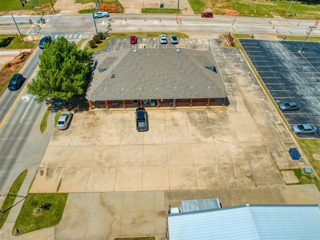 Photo 3 — 504 Tower Drive, Moore, OK 73160