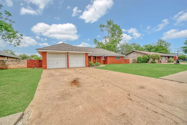 Photo 3 — 305 S Mockingbird Drive, Altus, OK 73521