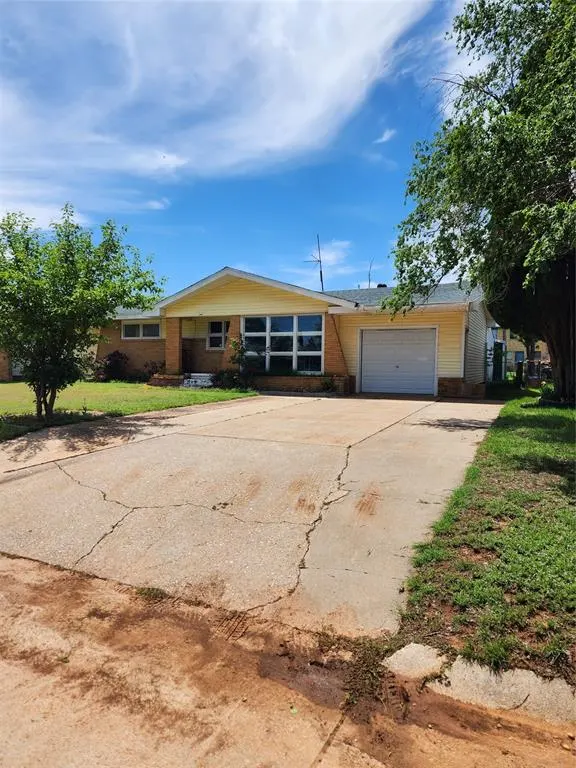 Photo 3 — 1405 N York Street, Altus, OK 73521