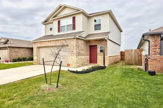 Photo 2 — 1821 Easton Lane, Oklahoma City, OK 73127