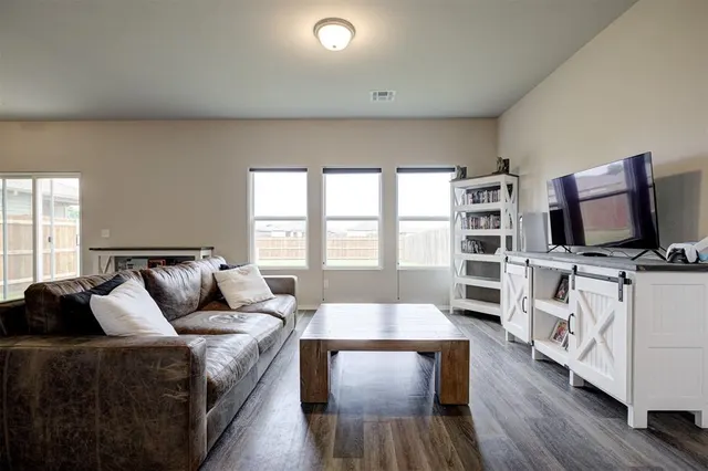 Photo 4 — 1821 Easton Lane, Oklahoma City, OK 73127