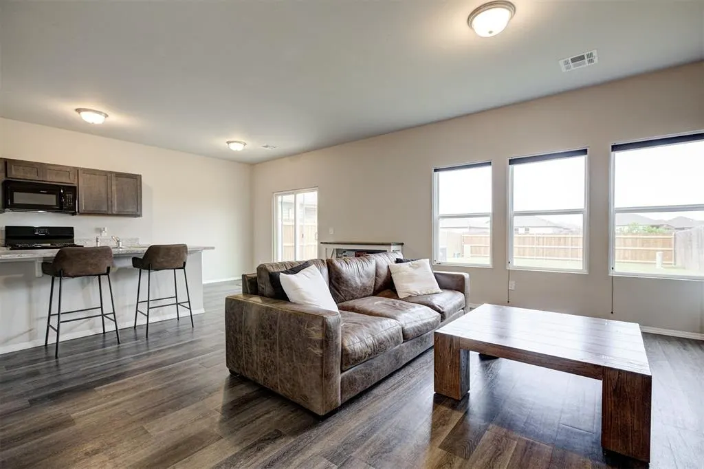 Photo 5 — 1821 Easton Lane, Oklahoma City, OK 73127