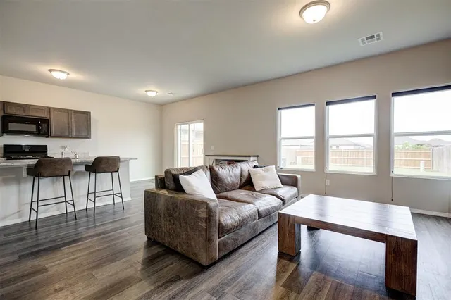 Photo 5 — 1821 Easton Lane, Oklahoma City, OK 73127