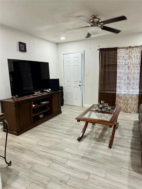 Photo 4 — 617 SW 35th Street, Oklahoma City, OK 73129