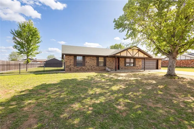 Front exterior — 104 Sadie Lane, Sayre, OK 73662