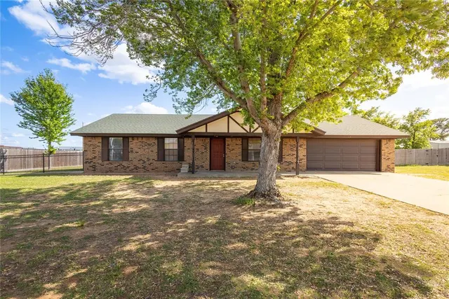Photo 2 — 104 Sadie Lane, Sayre, OK 73662