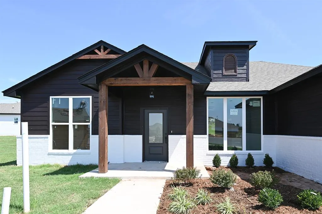 Photo 2 — 1233 E Ruger Lane, Mustang, OK 73064