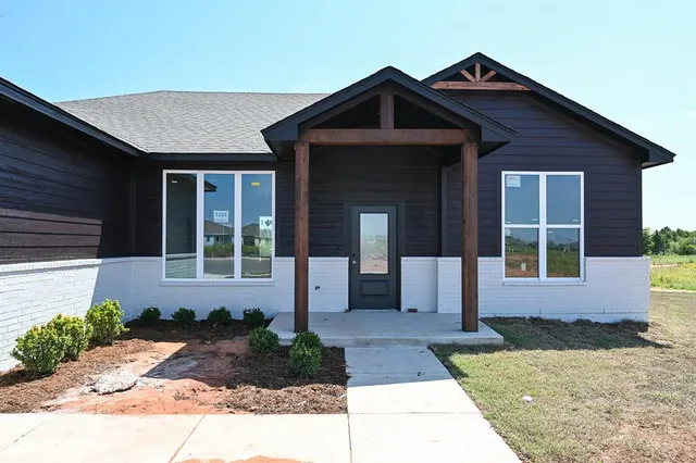 Photo 2 — 1232 E Stallion Lane, Mustang, OK 73064