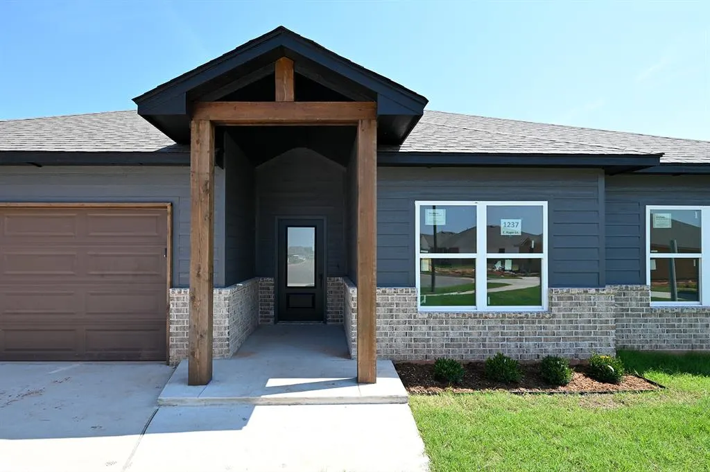Photo 2 — 1237 E Ruger Lane, Mustang, OK 73064