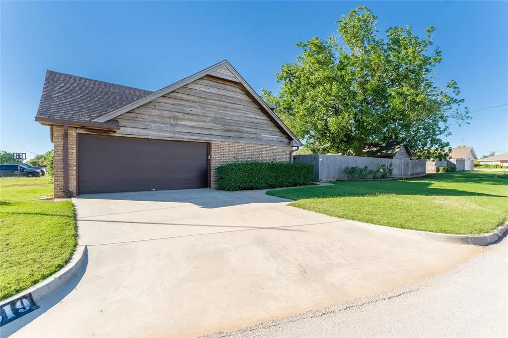 Photo 2 — 1619 Crestview Drive, Cordell, OK 73632
