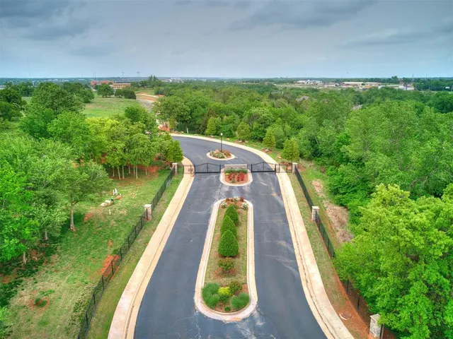 Photo 2 — 4404 Redbud Circle, Oklahoma City, OK 73111