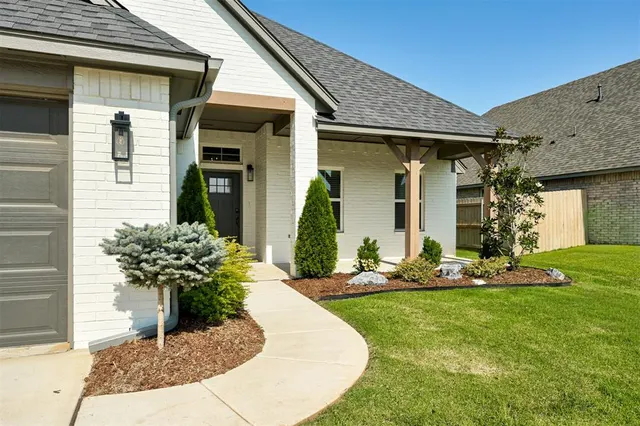 Photo 2 — 3401 Slate River Drive, Yukon, OK 73099