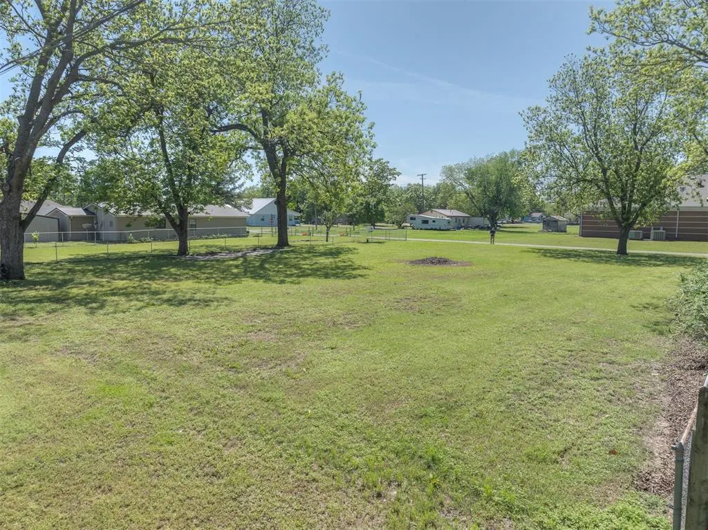 Photo 3 — 605 N Wineblood Street, Checotah, OK 74426