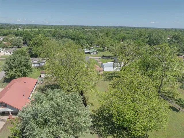 Photo 7 — 605 N Wineblood Street, Checotah, OK 74426