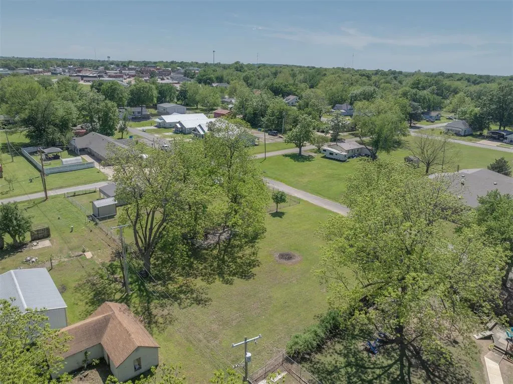 Photo 9 — 605 N Wineblood Street, Checotah, OK 74426