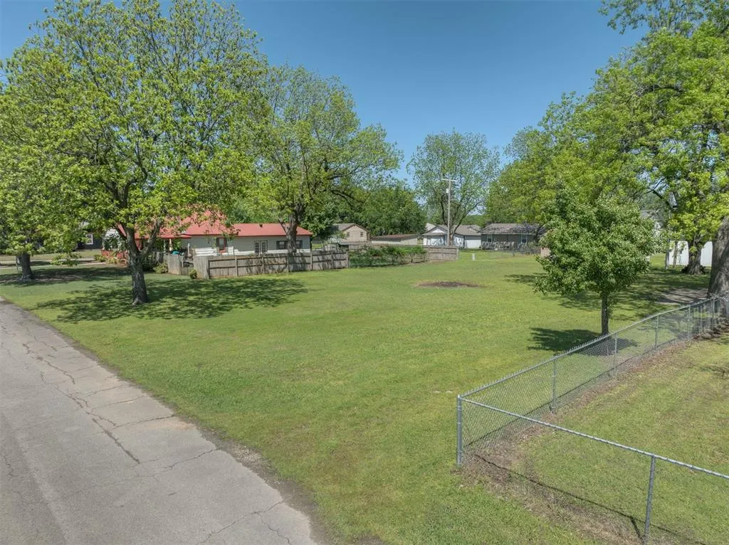 Photo 11 — 605 N Wineblood Street, Checotah, OK 74426