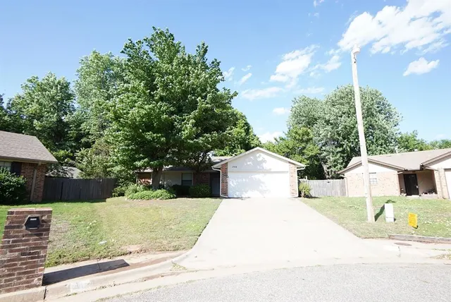 Photo 2 — 305 Cherryvale Road, Edmond, OK 73003