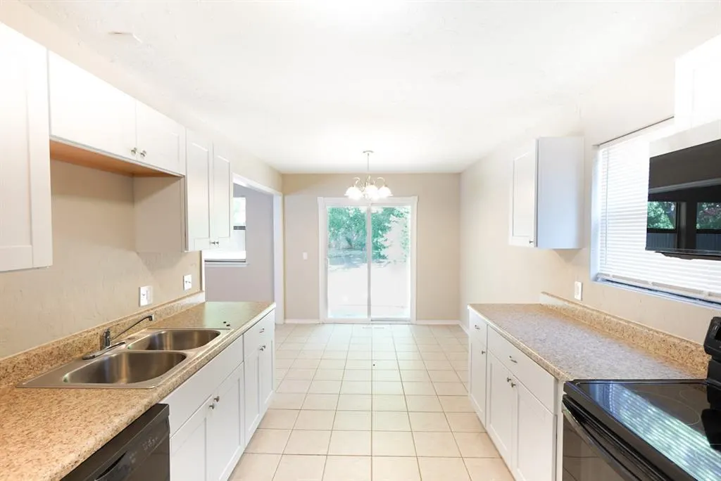 Photo 4 — 305 Cherryvale Road, Edmond, OK 73003