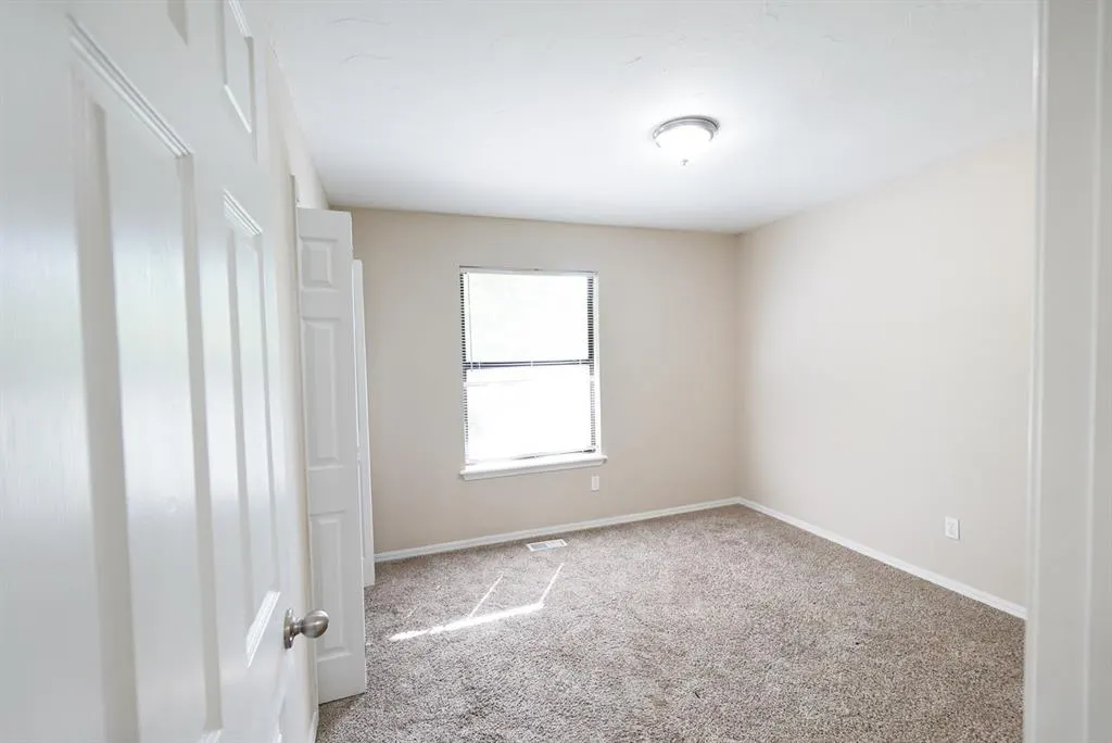 Photo 11 — 305 Cherryvale Road, Edmond, OK 73003