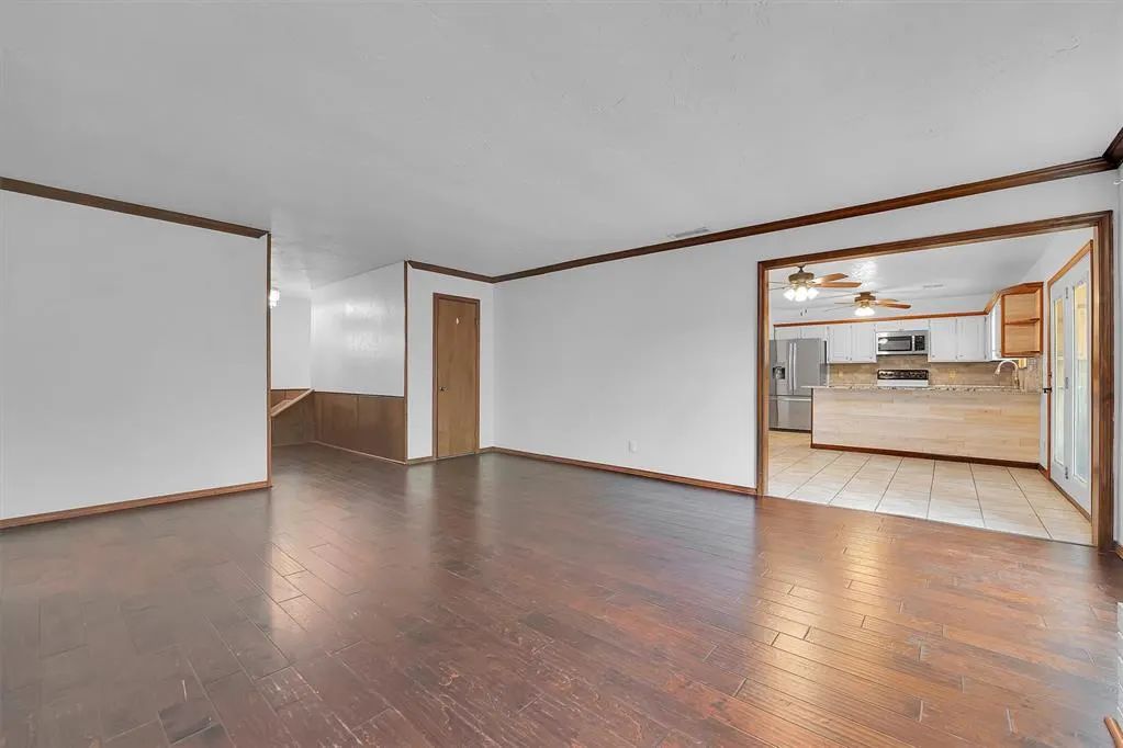 Photo 9 — 909 N Peace Avenue, Elk City, OK 73644