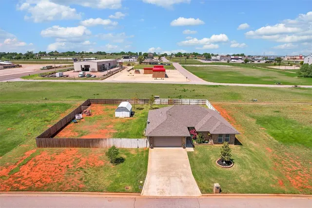 Front exterior — 107 Chuckwagon Way, Elk City, OK 73644