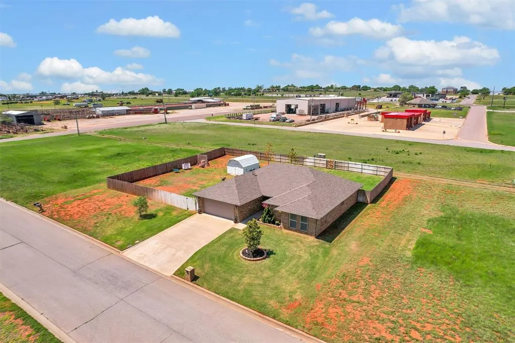 Photo 2 — 107 Chuckwagon Way, Elk City, OK 73644
